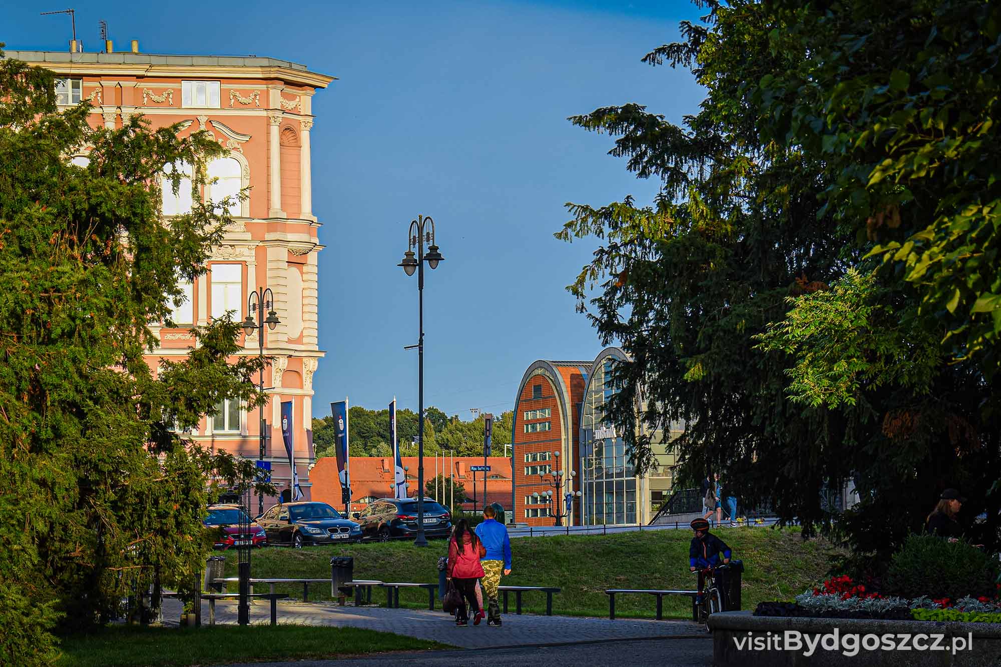 Plac Teatralny z widokiem na szklane spichrza | Bydgoszcz | Kujawsko-Pomorskie | ©visitbydgoszcz